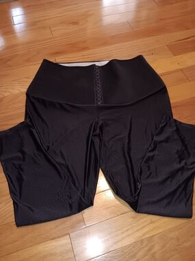 high-waisted sauna leggings With a multi-row hook-and-eye closure at the waist